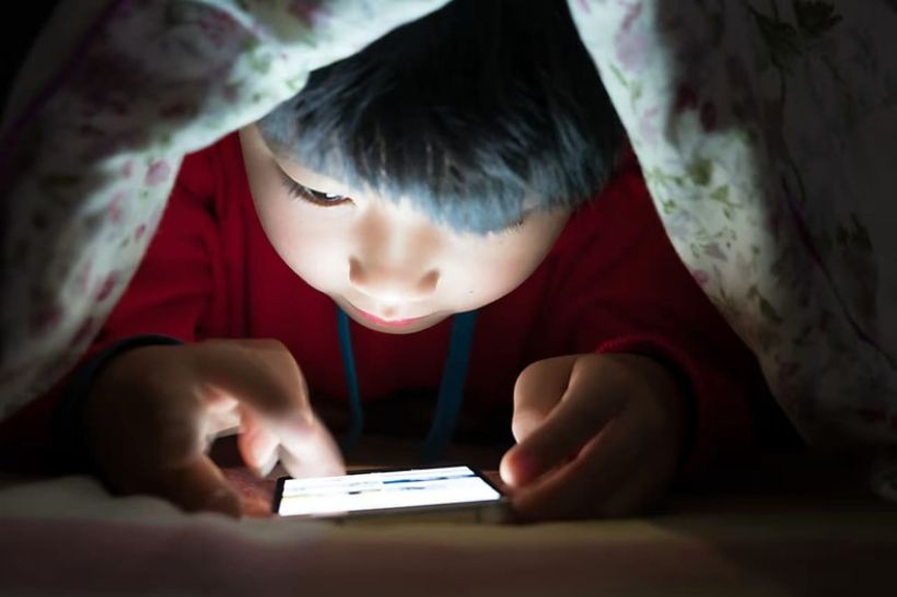 Mata Lelah Akibat Gadget? Kenali Dampaknya dan Cara Menjaganya
